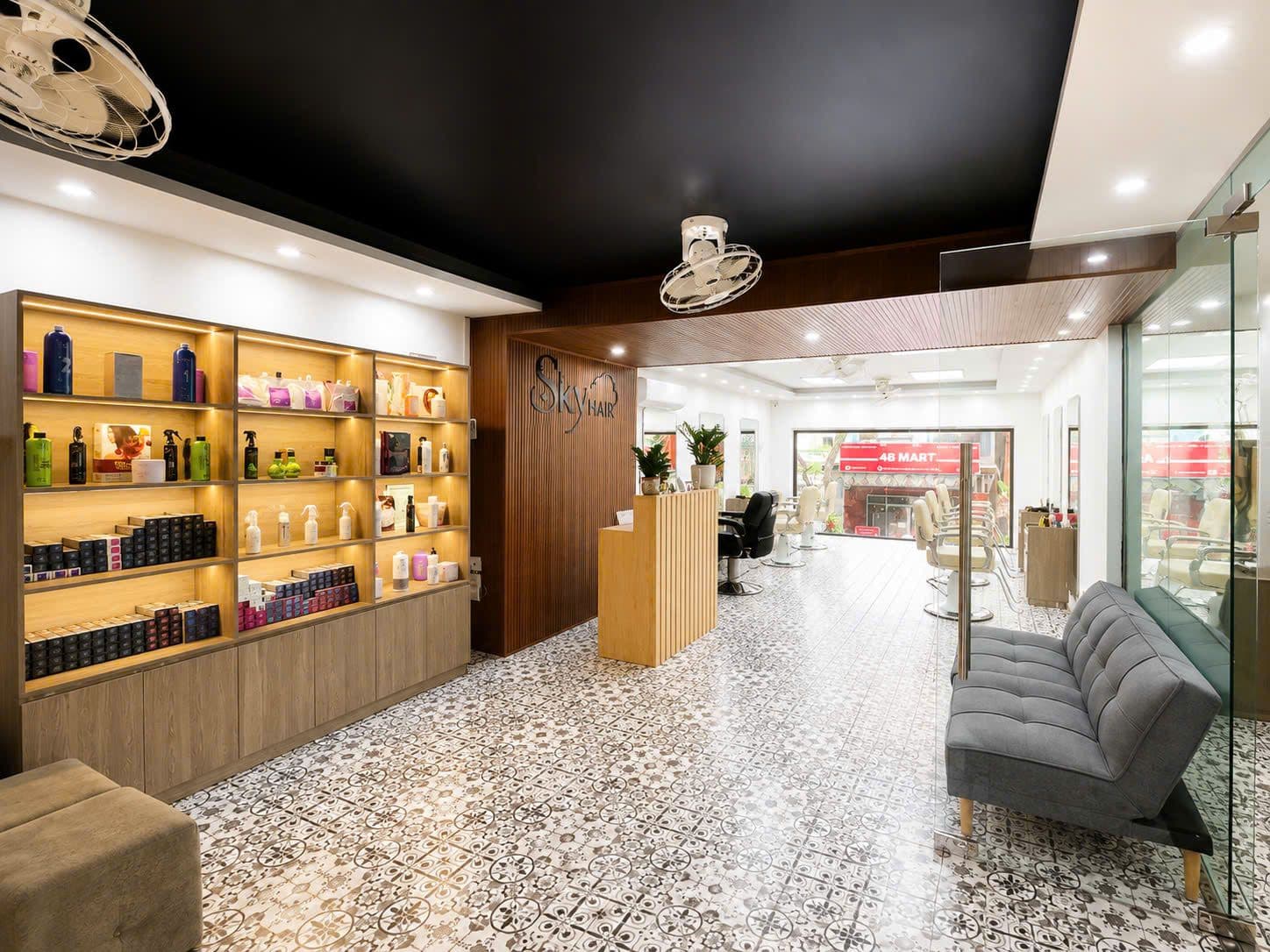Ghế làm tóc và ánh sáng vàng ấm trong salon